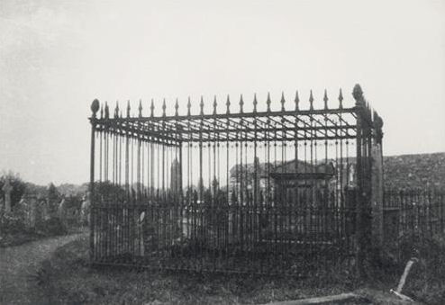Cage métallique sur tombeau